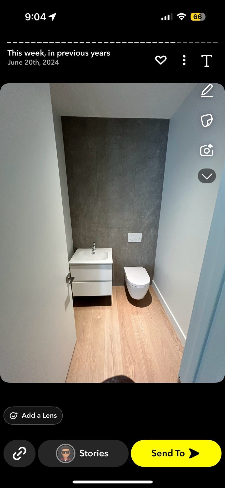 Petite salle de bains avec parquet, murs gris, meuble-lavabo blanc et toilettes.