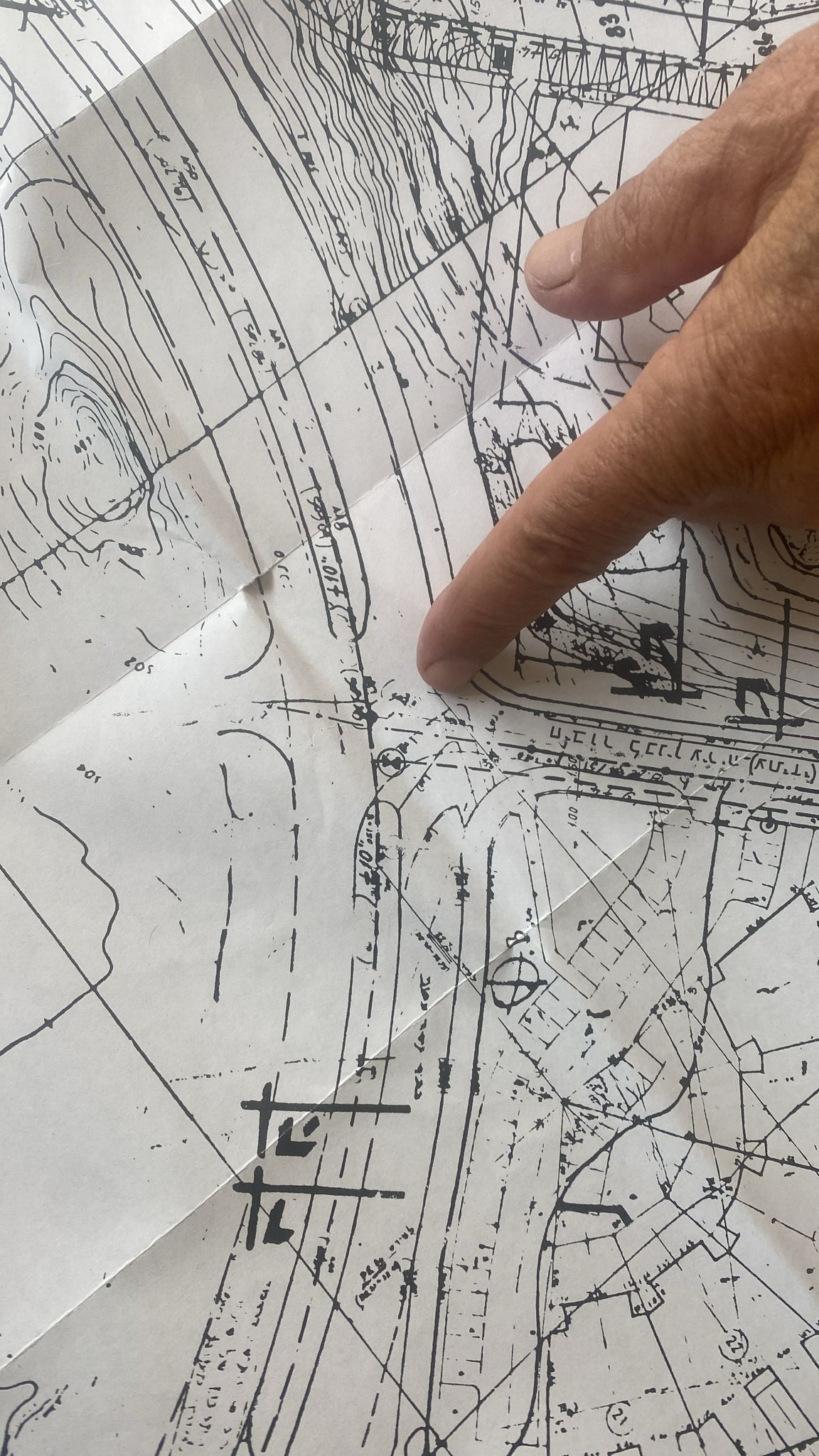 יד מחזיקה מפה טופוגרפית בשחור לבן