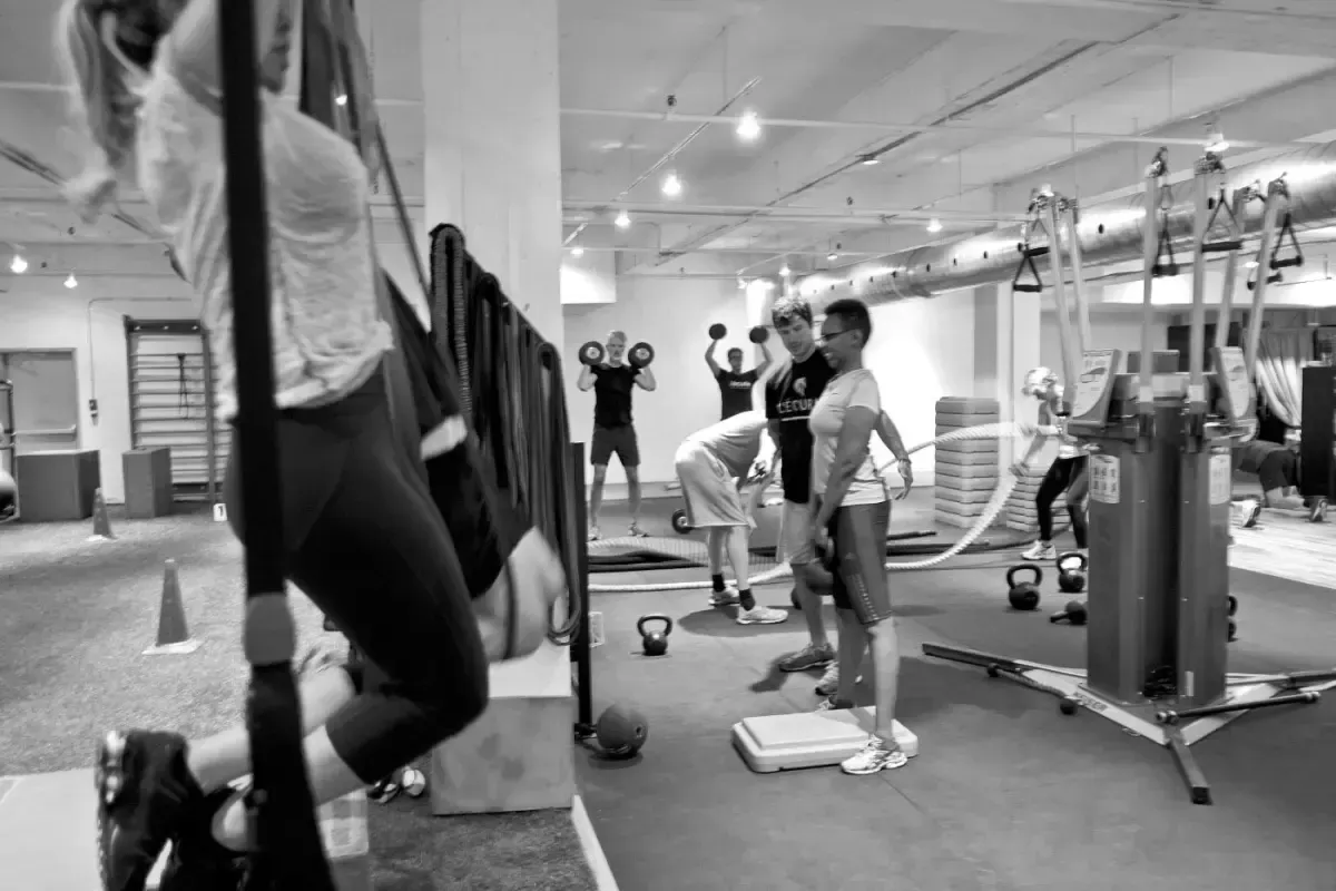 Allée d’un gym bordée d’appareils de musculation