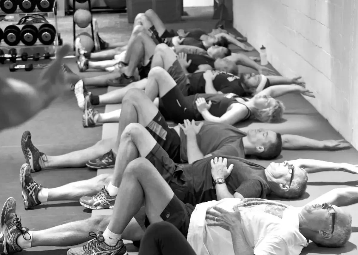Personnes s’entraînant dans un gym.