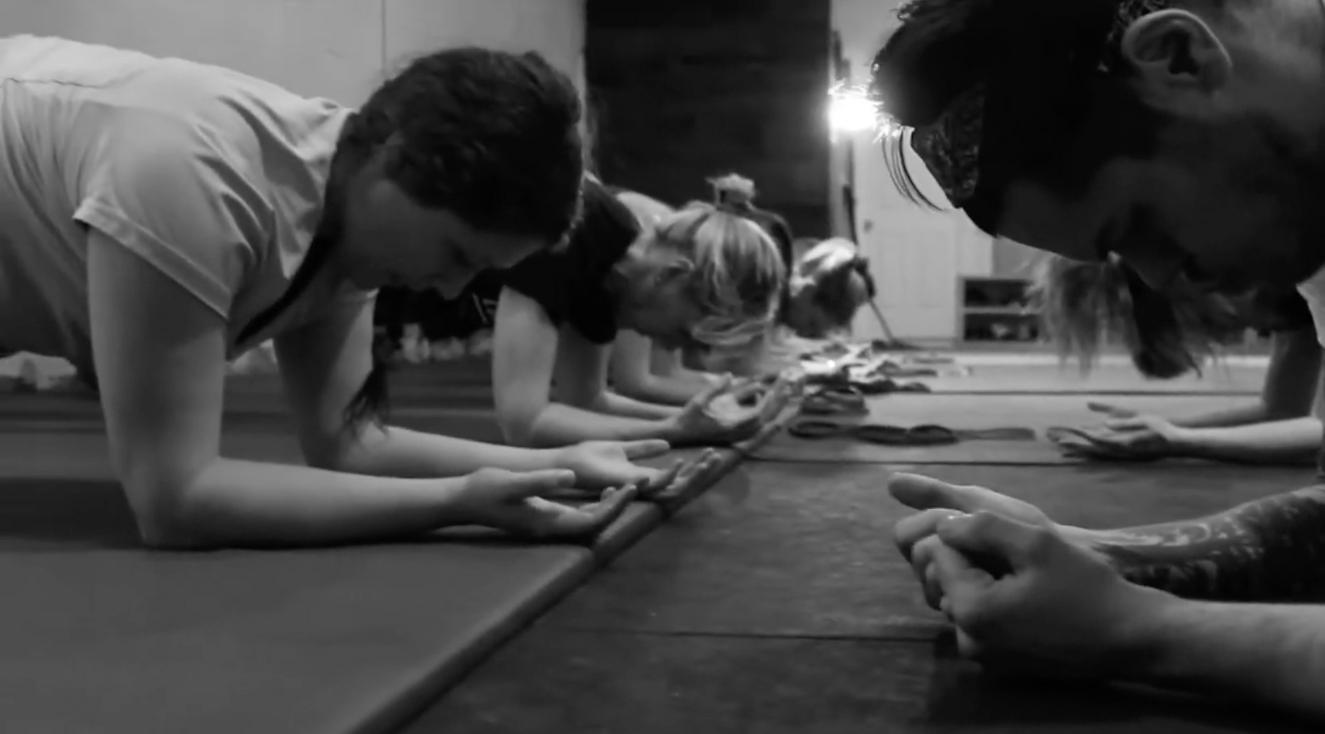 Personnes faisant la planche au sol dans une salle d&rsquo;entra&icirc;nement