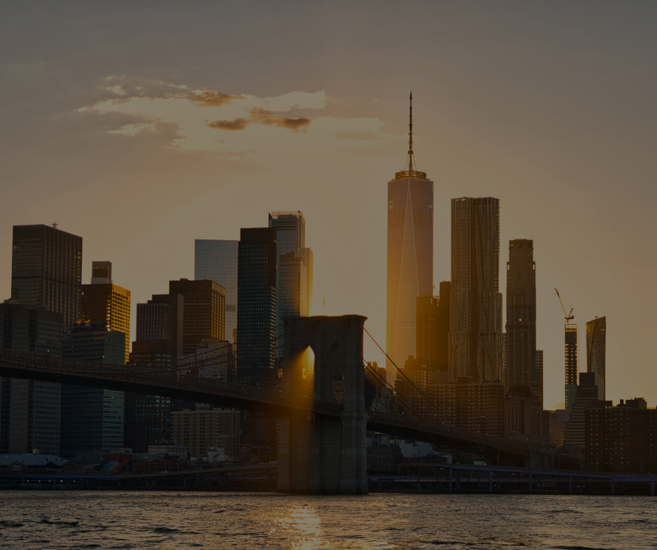 Lo skyline di New York e il ponte di Brooklyn erano immersi nella calda luce dorata del tramonto.