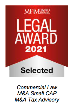 Un badge rosso e bianco del premio MF Milano Finanza Legal Award 2021 per il diritto commerciale, le fusioni e acquisizioni (M&A) per le piccole capitalizzazioni e la consulenza fiscale in materia di fusioni e acquisizioni.