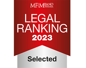 Distintivo del premio Milano Finanza Legal Ranking 2023 su sfondo rosso e argento con la scritta