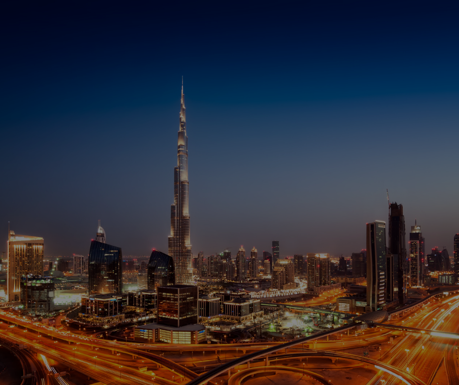 Al crepuscolo, il Burj Khalifa svetta sullo skyline illuminato di Dubai, circondato da moderni grattacieli e autostrade scintillanti.
