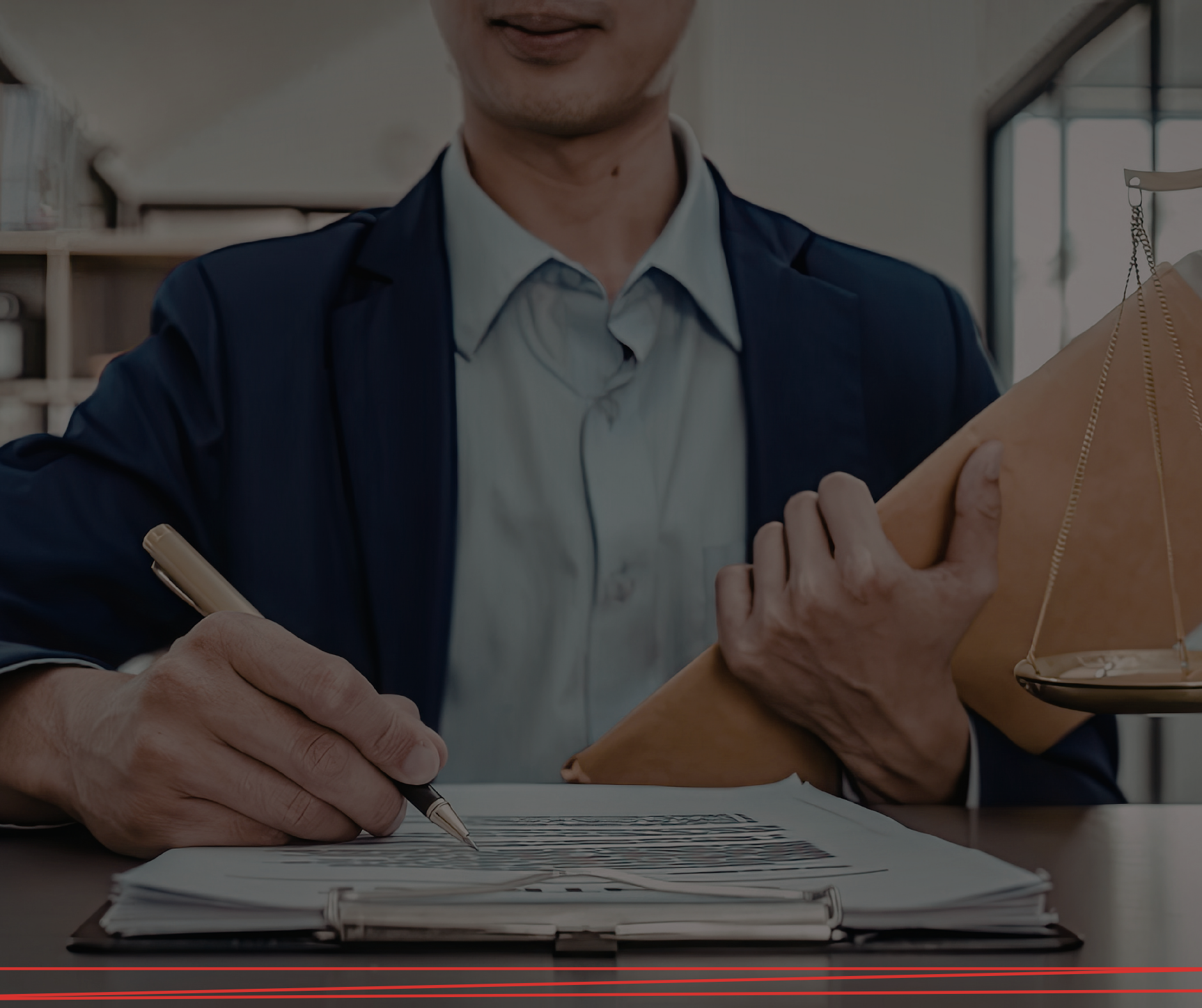 Un professionista in giacca e cravatta siede a una scrivania, intento a scrivere su dei documenti mentre tiene in mano una cartella legale accanto a una bilancia della giustizia.