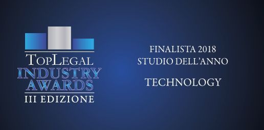 Logo finalista dei TopLegal Industry Awards 2018 per Studio dell'Anno Technology su sfondo blu scuro.