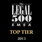 Logo del premio Legal 500 EMEA Top Tier 2013 con testo bianco e oro su sfondo nero.