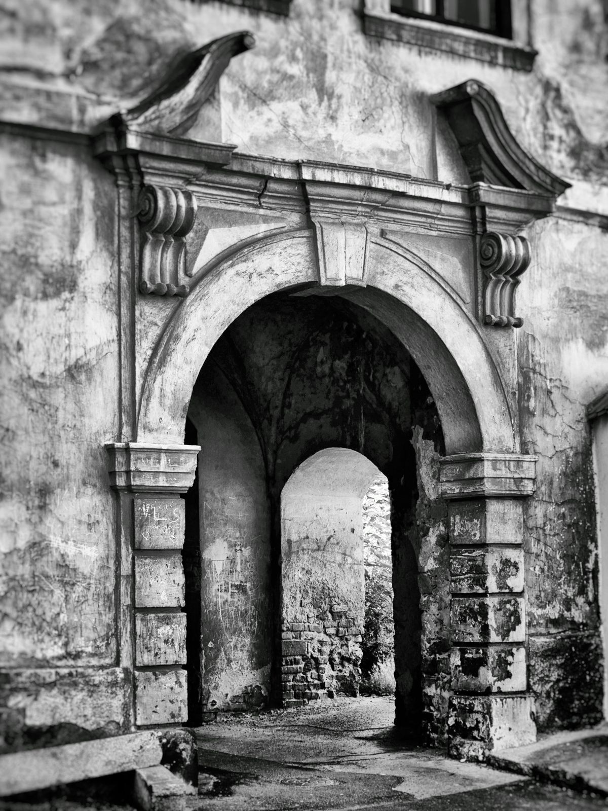 A close up of a blurred background with a purple and yellow gradient.