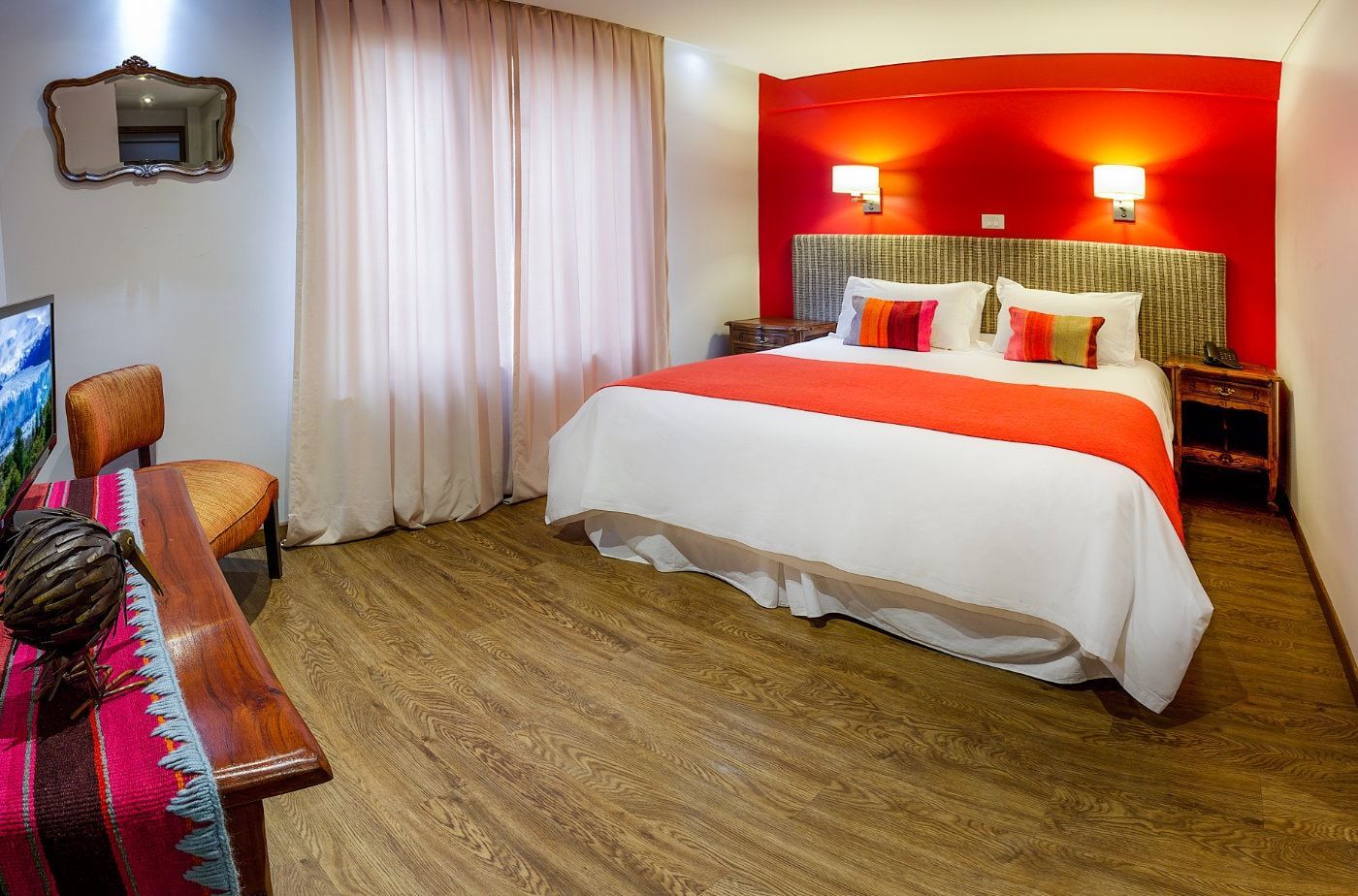 Una habitación de hotel con una cama tamaño king y un televisor.
