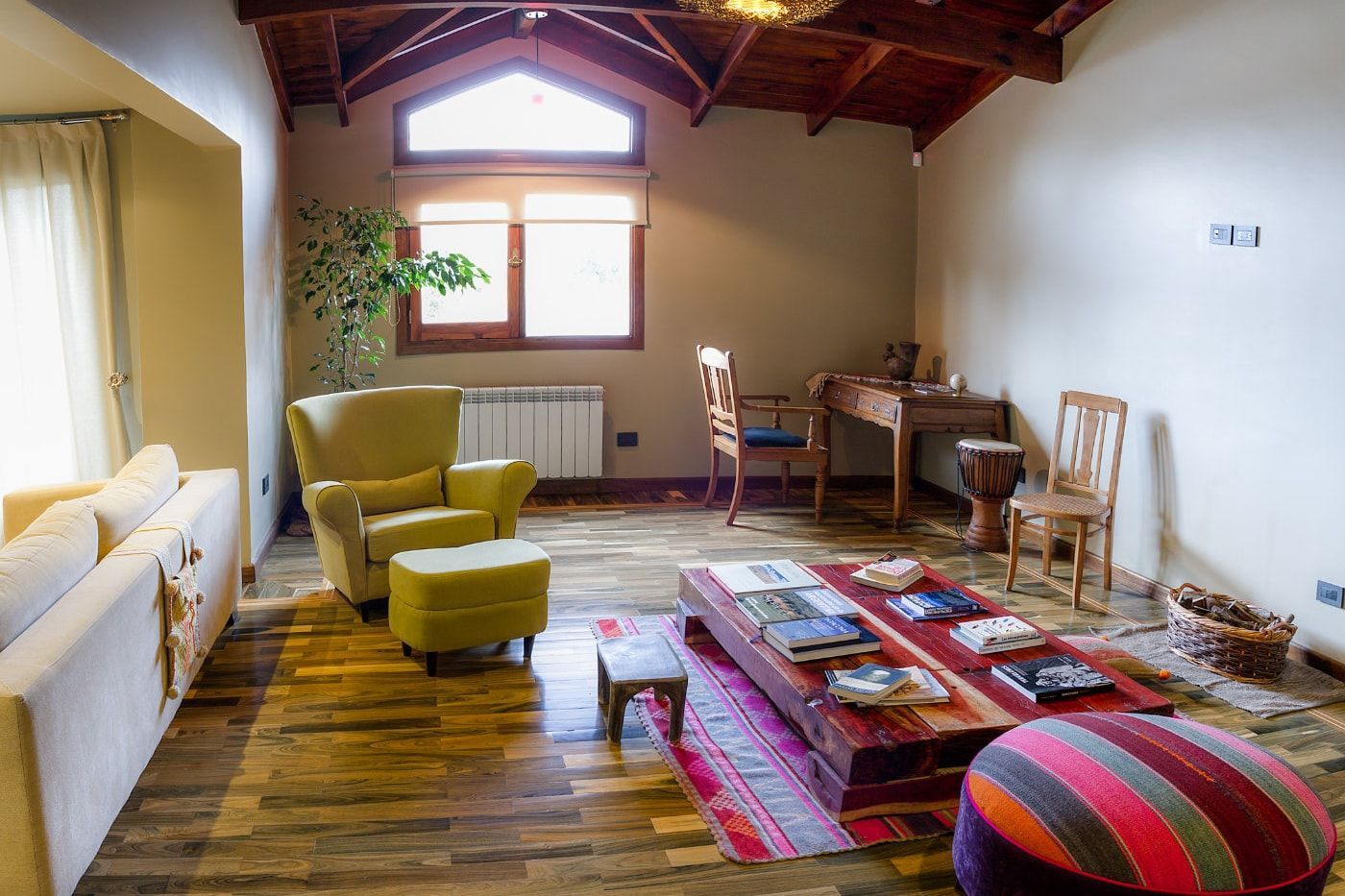 Una sala de estar con un sofá y sillas y una mesa.
