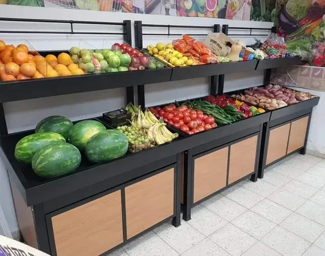 מתקן תצוגה לפירות וירקות עם מדפים שחורים בחנות