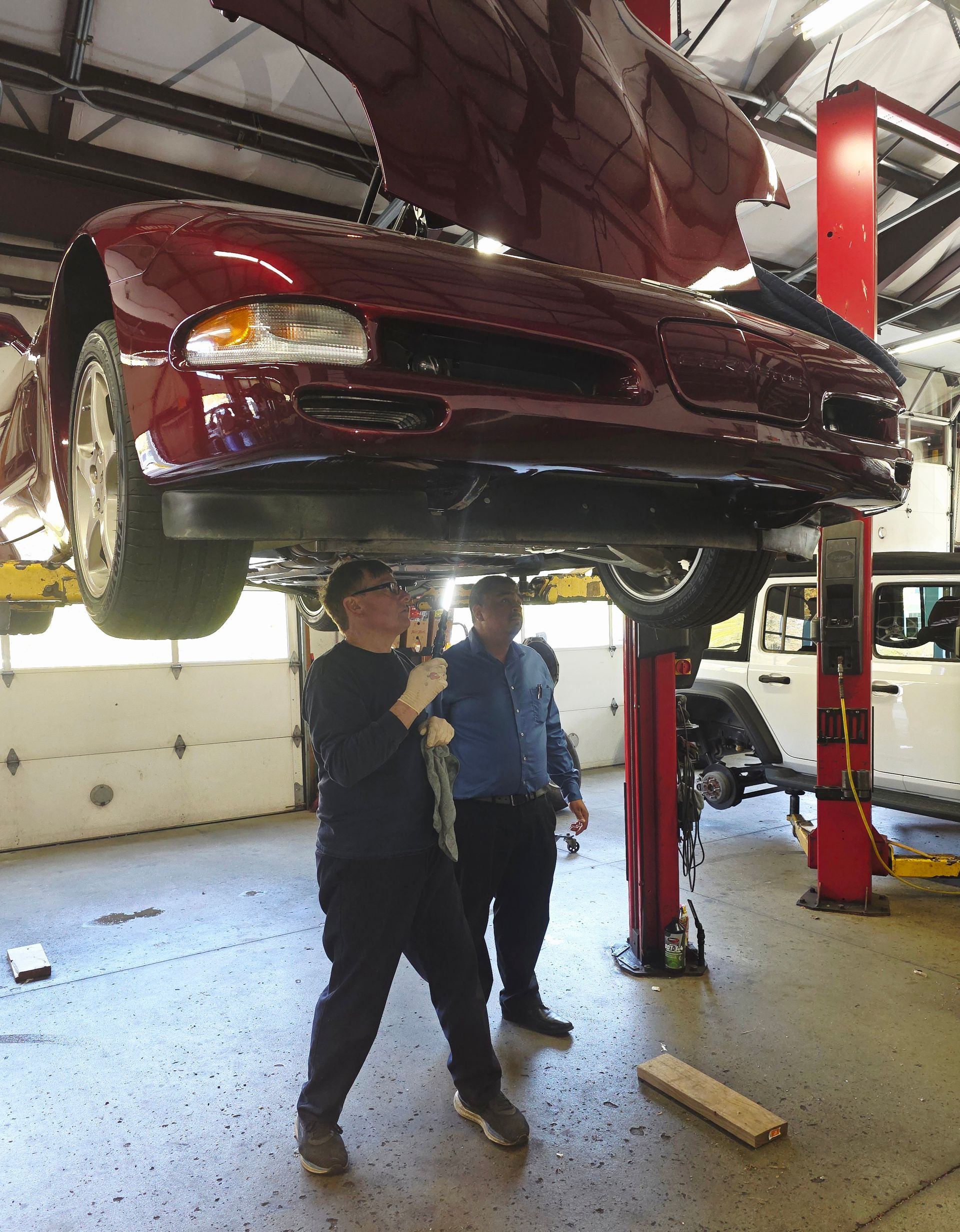 Shop's Auto Technicians Working | Joe's Garage Inc.