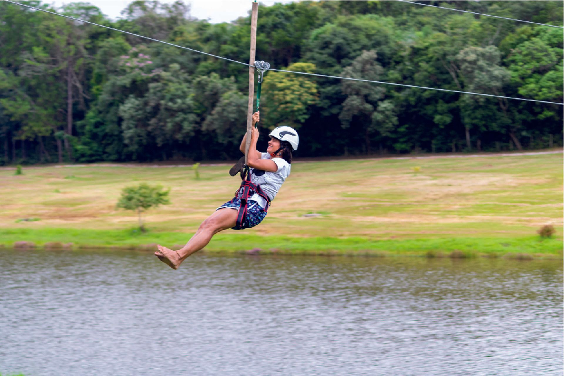 Tirolesa no lago do Hotel Fazenda Vale das Águas