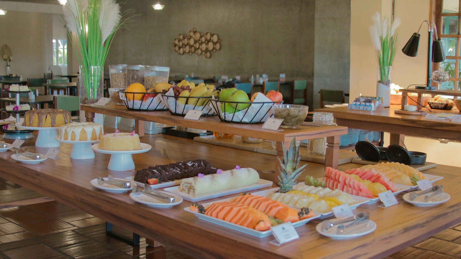 Uma mesa de bufê com uma variedade de frutas e sobremesas.