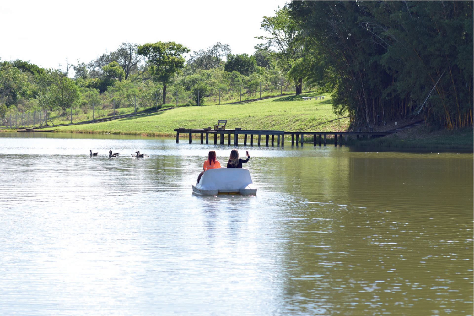 Lago com pedalinho do Hotel Fazenda Vale das Águas