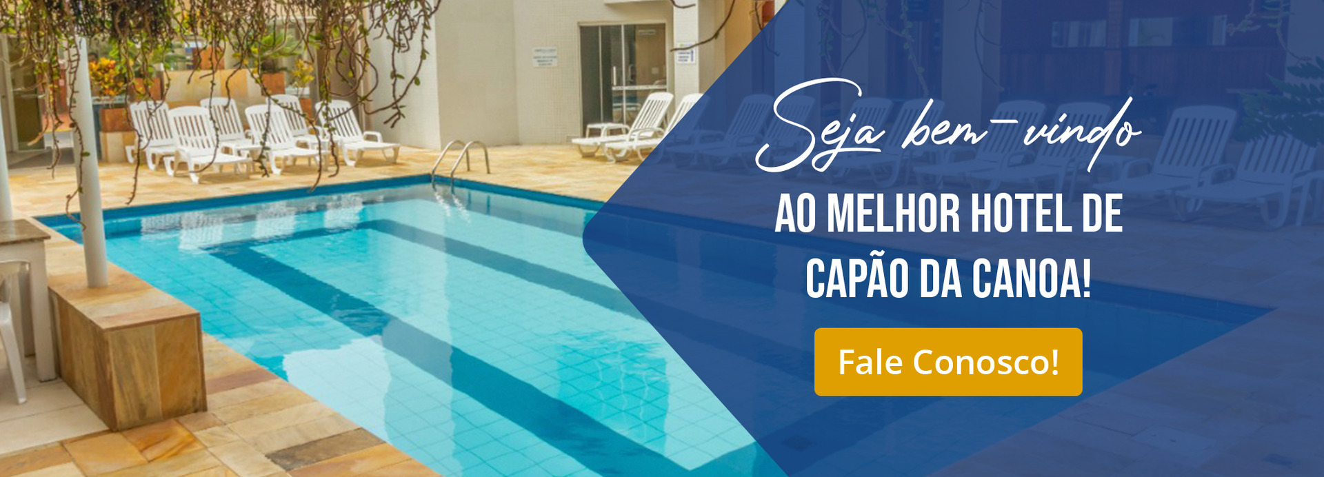 Um banner azul com uma piscina ao fundo