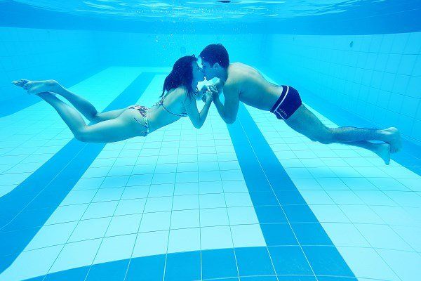Casal na piscina