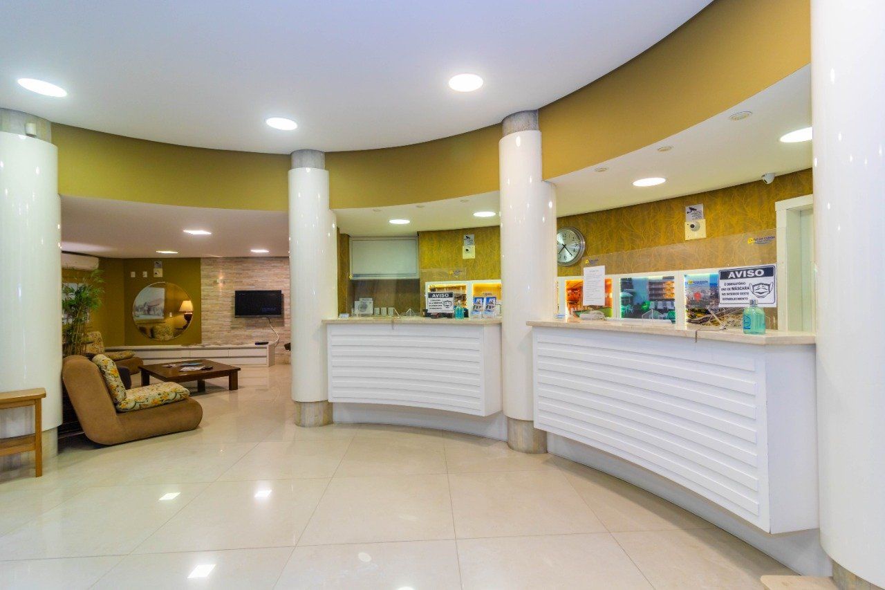 Um lobby de um hotel com um sofá e uma mesa.
