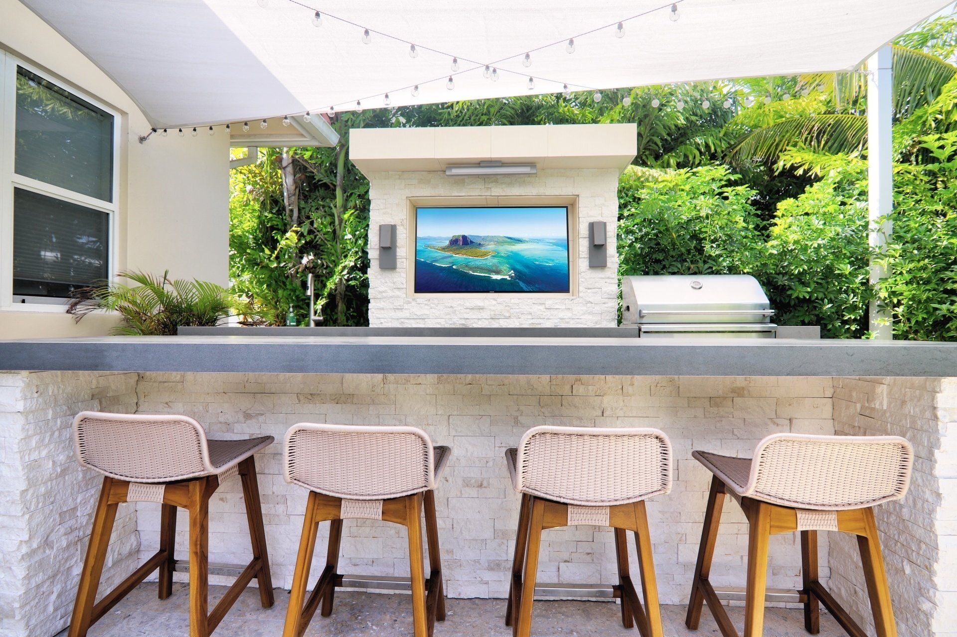 outdoor kitchen and dining