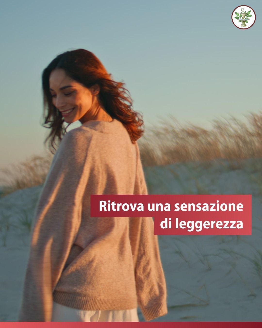 Donna sorridente, con indosso un maglione, su una spiaggia al tramonto, testo: 