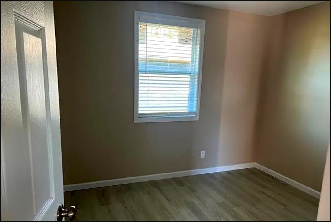 The Palms at Augusta- living room with window