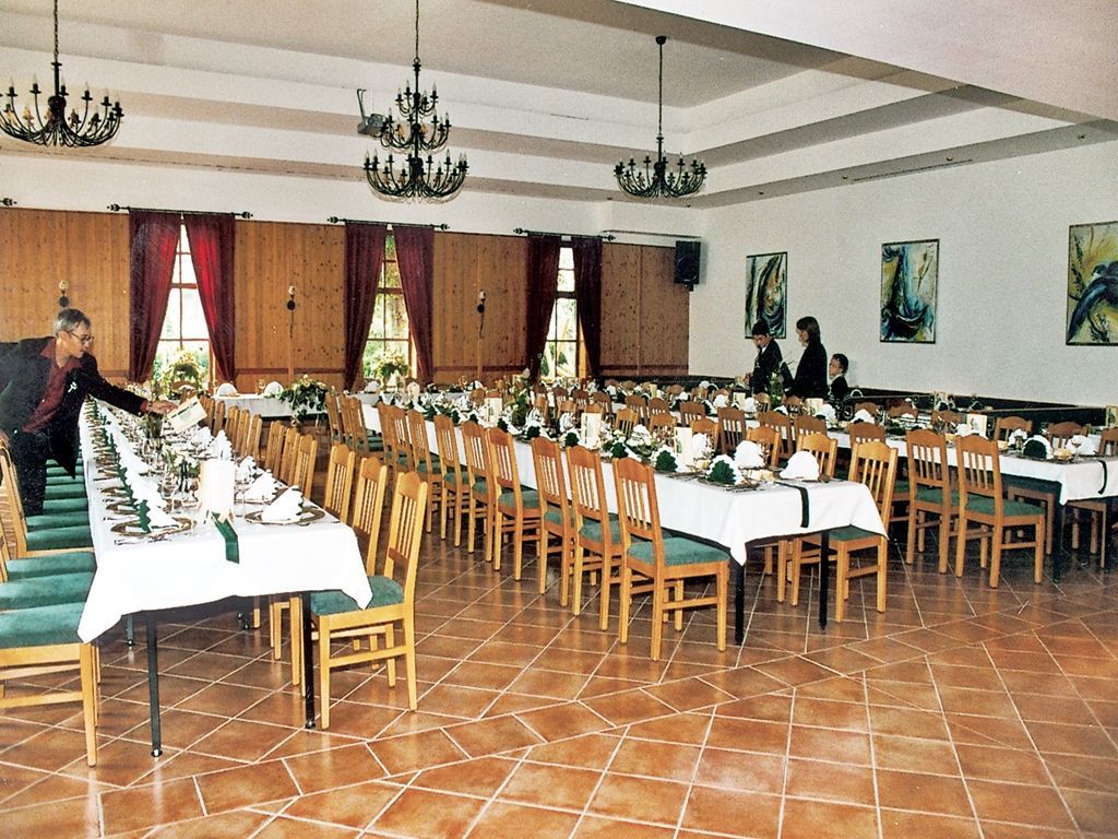 Übersicht des Festsaals im Gasthaus Michaelnbach mit traditionellem Holzinterieur.