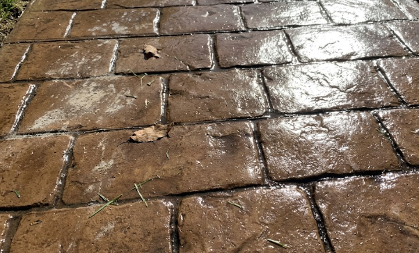 Custom stamped concrete patio design showing cobblestone patterns.