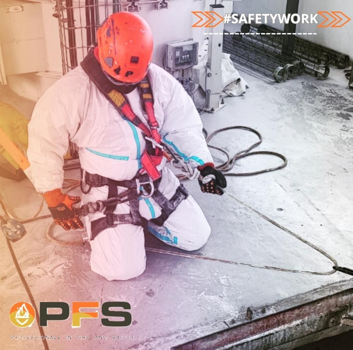 Un trabajador con equipo de seguridad