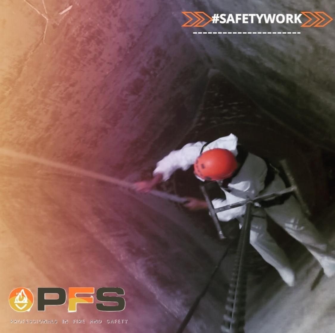 Trabajador con traje de protección descendiendo un espacio confinado con escalera, con casco de seguridad; #TRABAJOSEGURO.