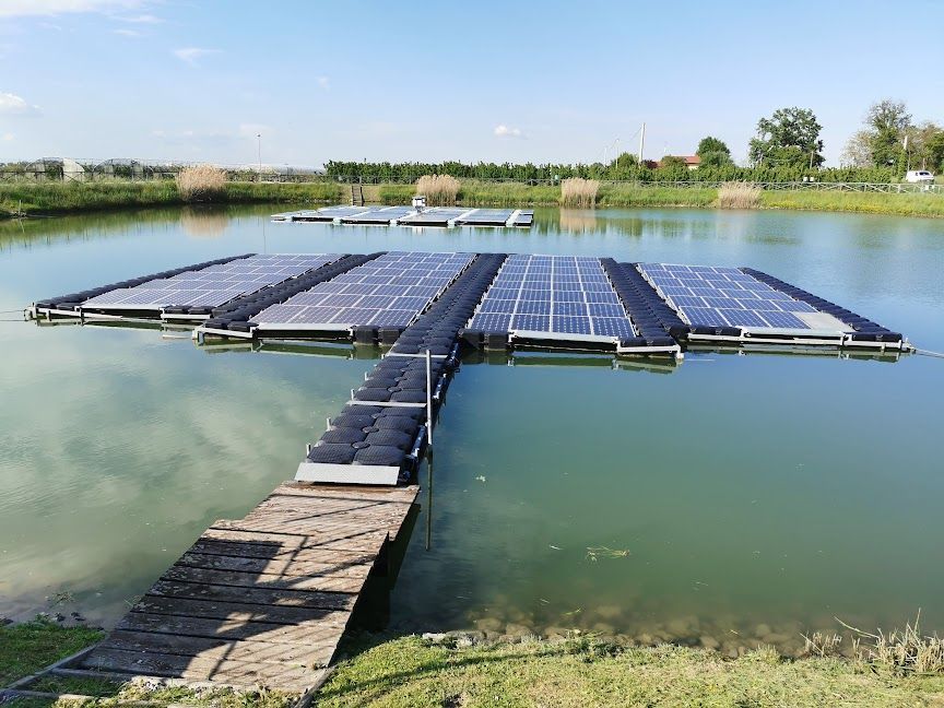 Voorbeeld zonnepanelen op het water
