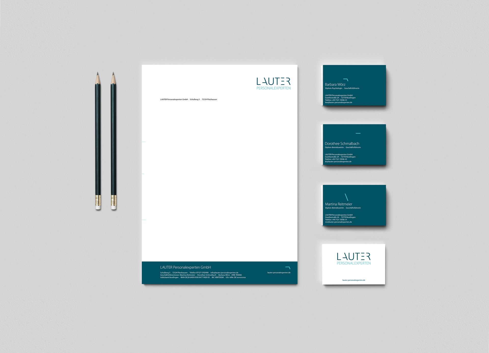 Geschäftsausstattung mit Briefpapier, Visitenkarten, zwei Bleistiften. Im Lauter Personalexperten Corporate Design.