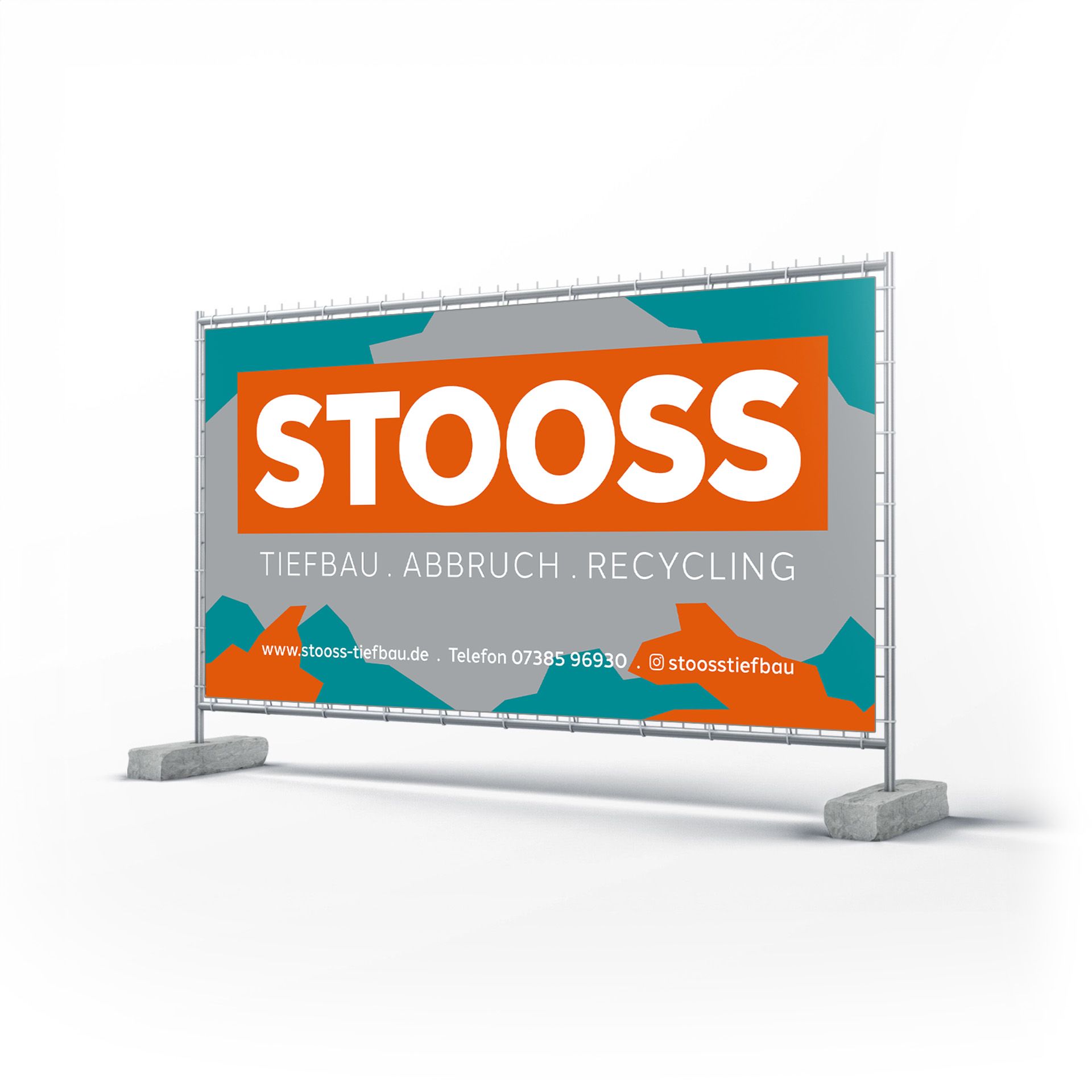 Bauzaunbanner mit weiß „STOOSS“ in orangenem Rechteck auf grau-türkisem Camouflagemuster. Ein as2 Grafikdesign Reutlingen.
