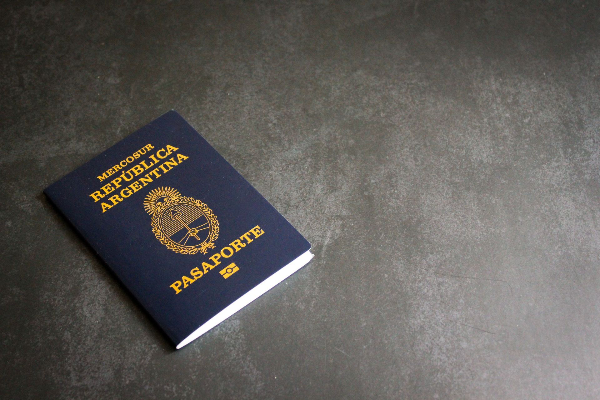 Asesor migratorio revisando documentación con una persona en una oficina profesional