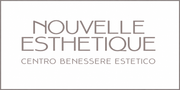 Logo per il centro estetico Nouvelle Esthetique con motivi astratti a spirale rosa e bianca e testo sottostante.