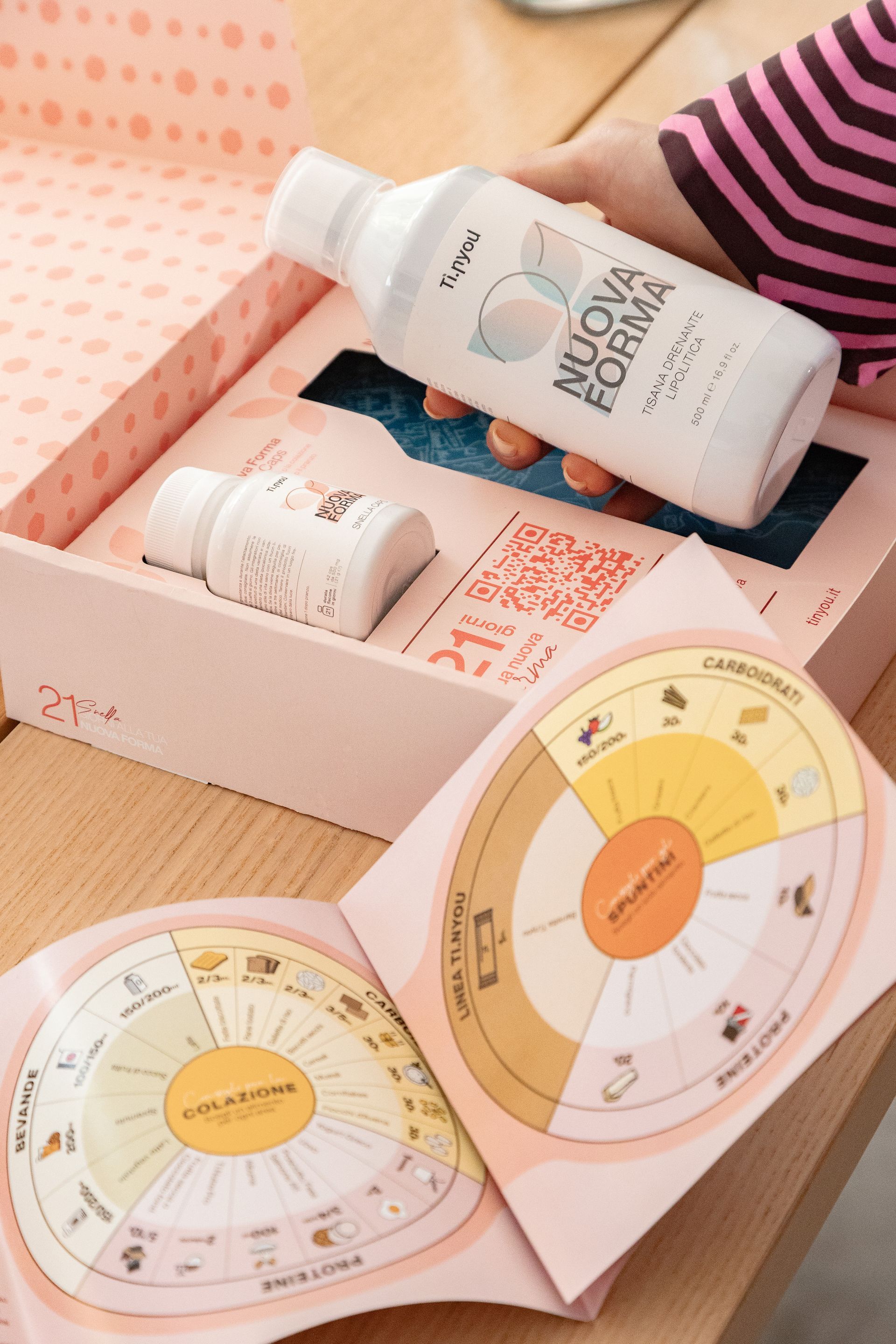 Set regalo Neutrogena per la cura della pelle, con flaconi e guide circolari ai trattamenti in una confezione rosa