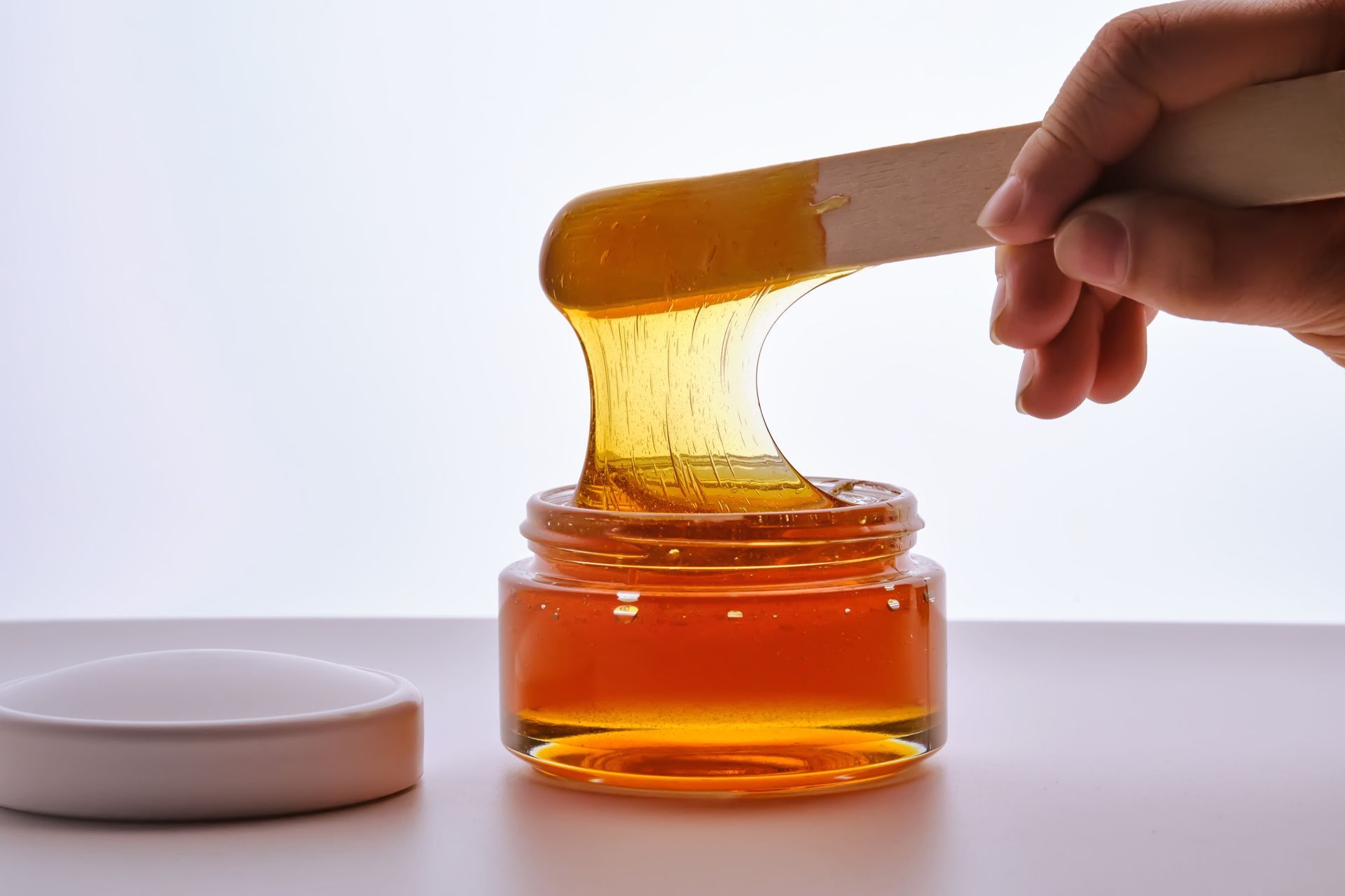 DEPILAZIONE CON CERETTA AL MIELE