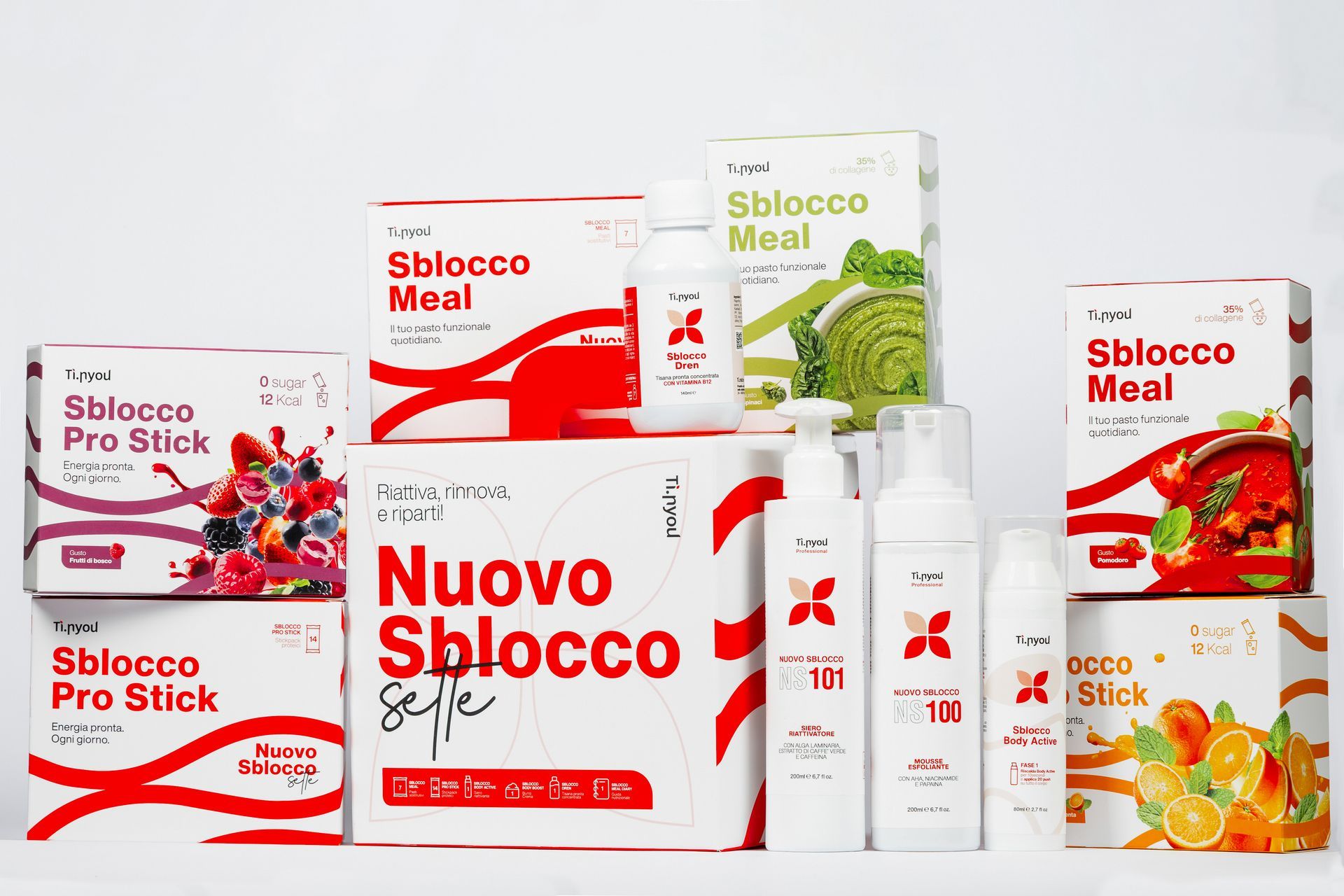 Nuova linea di prodotti Sblocco Meal con confezioni bianche e rosse, barrette pasto e bottiglie di bevande disposte su uno sfondo bianco