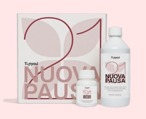 Set per la cura della pelle Ti-ryol Nuova Pausa in confezione rosa con due flaconi bianchi e una scatola.