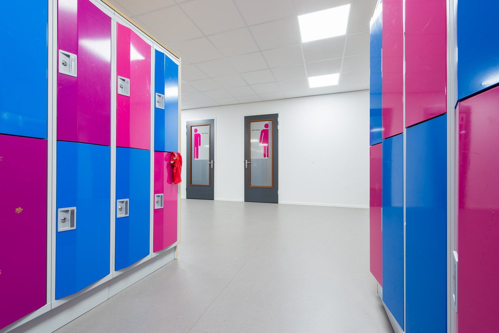 Portfolio Walter Frisart FOTOwerk Interieurfotograaf: interieur kleedkamer CSE Landstede Zwolle voor De Bruin architecten