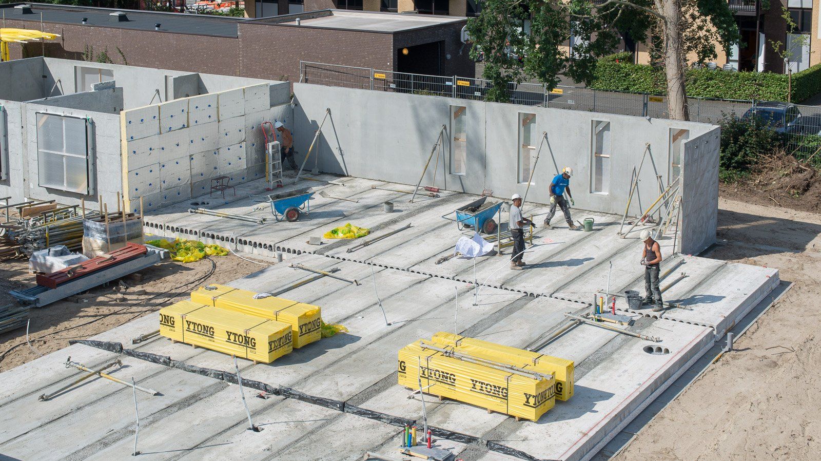 Portfolio Walter Frisart FOTOwerk Bouwfotograaf, Bouwplaatsfotograaf en projectfotograaf: Ruwbouw Knarrenhof met bouwvakkers op de beganegrondvloer bezig met prefab wanden te stellen voor Trebbe, Knarrenhof en Inbo