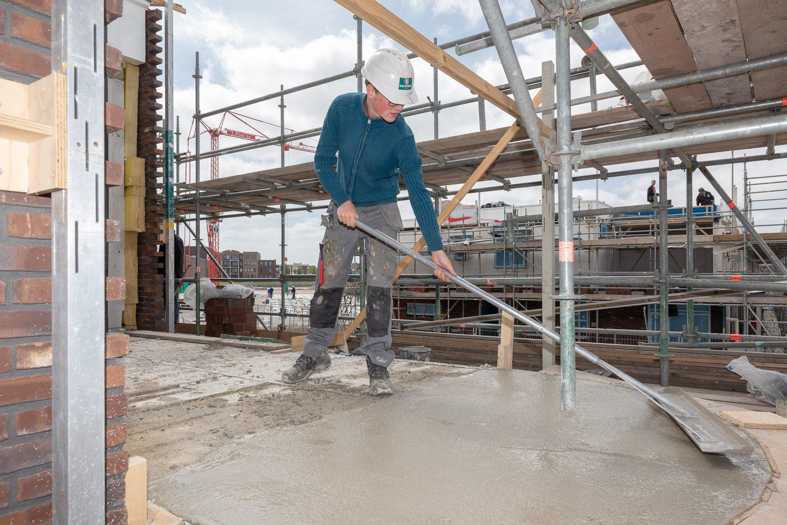 Portfolio Walter Frisart FOTOwerk Bouwfotograaf, Bouwplaatsfotograaf en projectfotograaf: Ruwbouw project Zeewolde met leerling bouwvakker voor Salverda Bouw