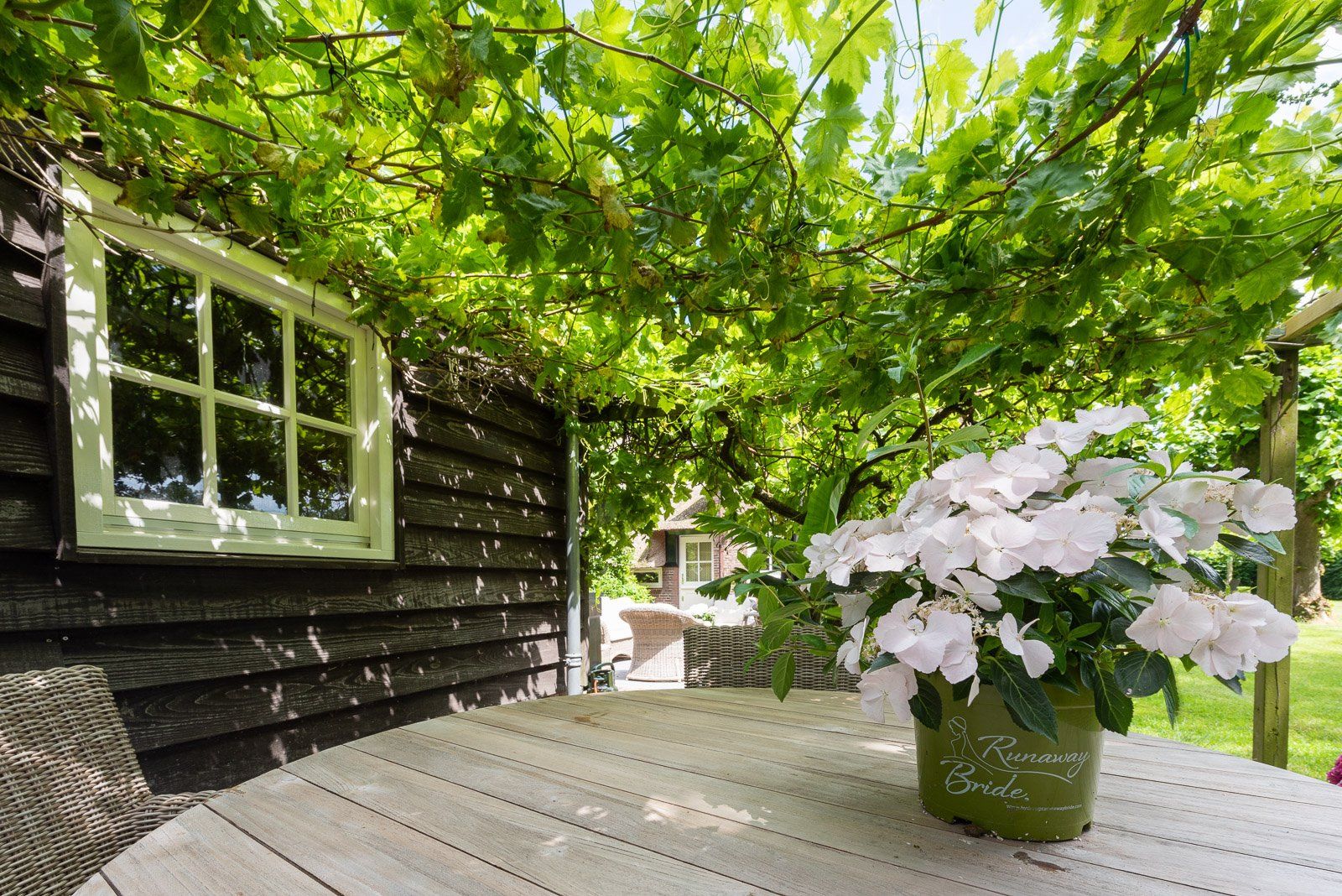 Portfolio Walter Frisart FOTOwerk Tuinfotograaf: Tuin met tafel boerderij woning Wenum Wiesel voor Aberson