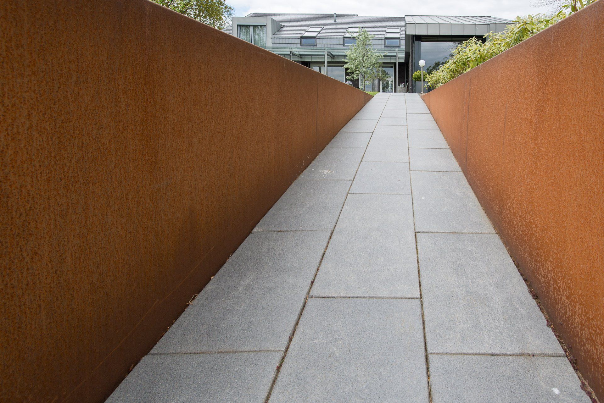 Portfolio Walter Frisart FOTOwerk Bouwindustriefotograaf: Tuin woning Berkum Zwolle met cortenstaal en natuursteen bestrating voor Studio Sitec