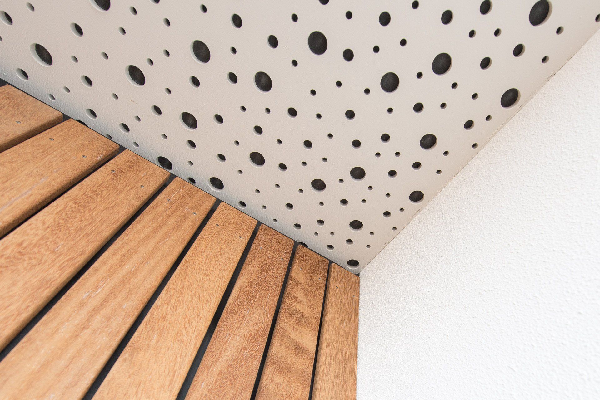 Portfolio Walter Frisart FOTOwerk Bouwindustriefotograaf: Detail wand en plafond met houten delen voor Van den Berg Hardhout