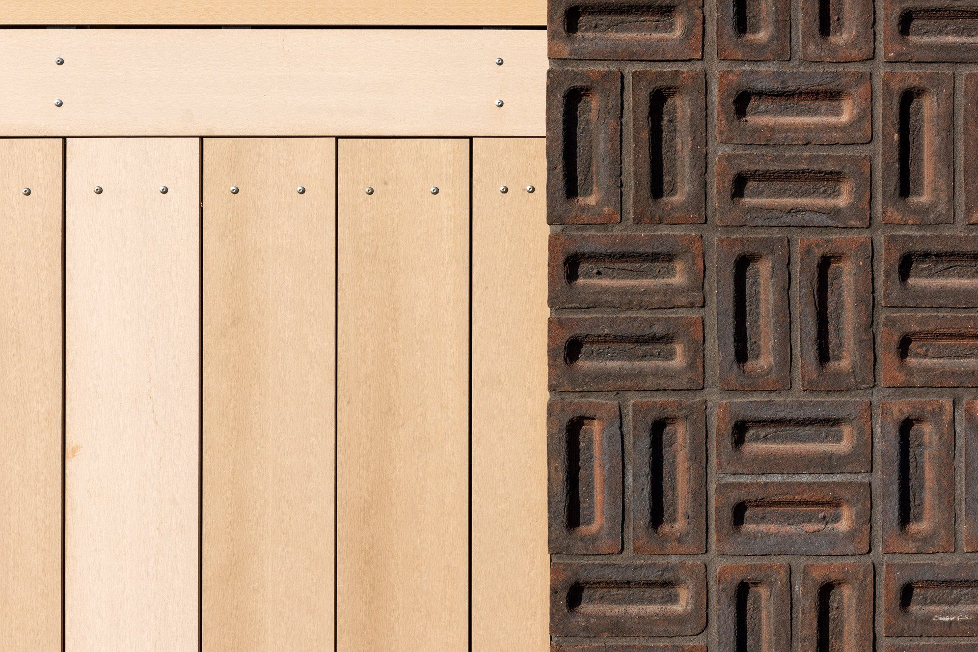 Portfolio Walter Frisart FOTOwerk voor Bouwkunst en Architectuur: Detail hout en metselwerk in Amsterdam voor Aberson