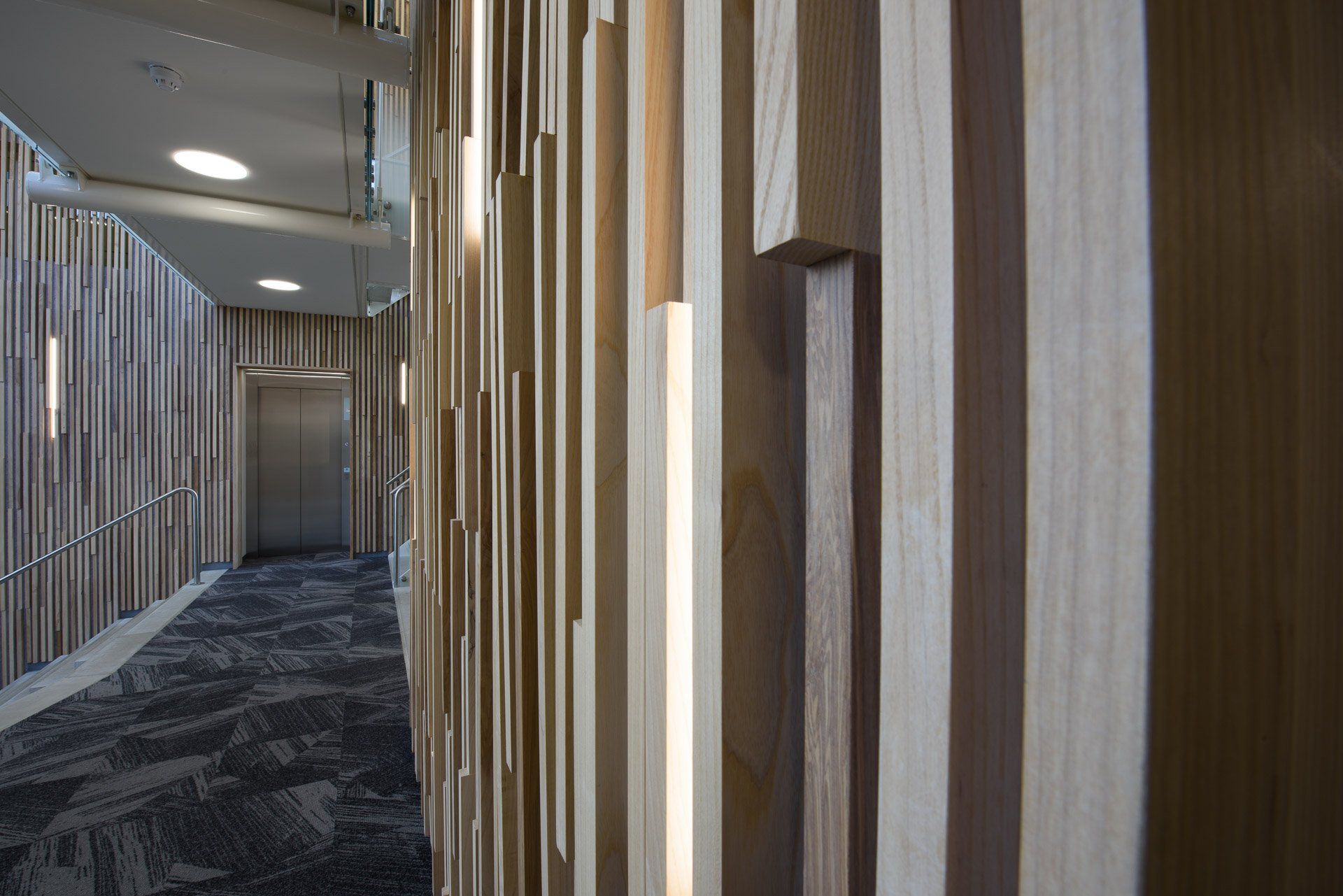 Portfolio Walter Frisart FOTOwerk Bouwindustriefotograaf: Detail houten binnengevel kantoor Salverda voor Salverda Bouw en 19 Het Atelier
