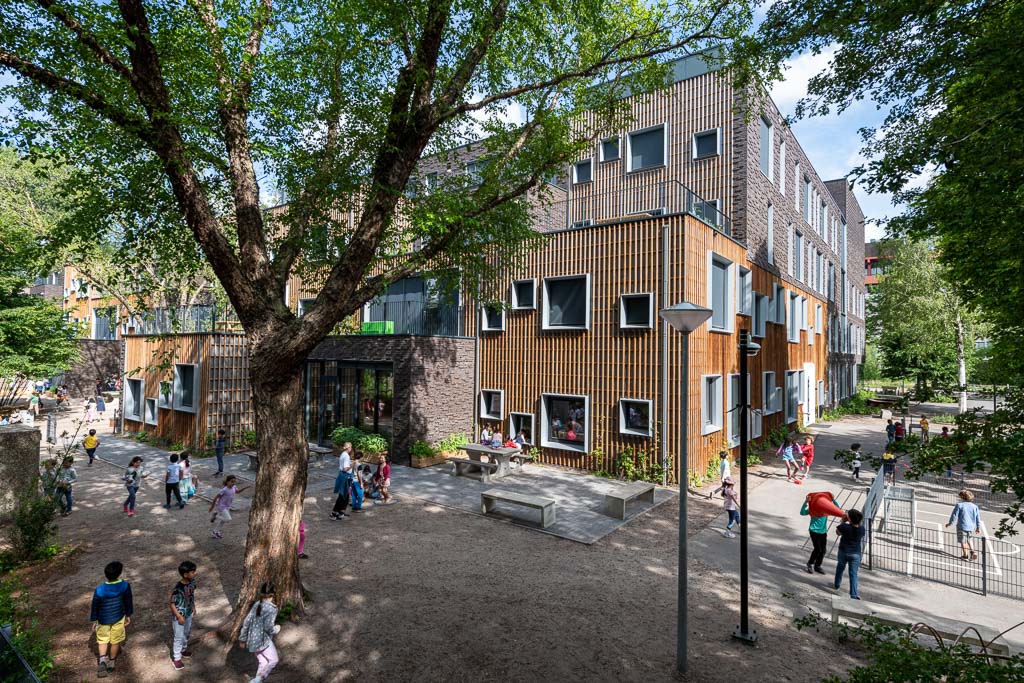 Amsterdam, Internationale school plein met kinderen ©Walter Frisart FOTOwerk