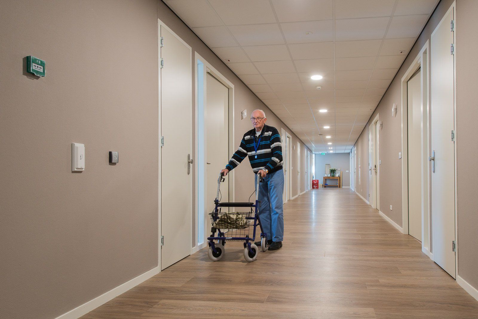Hoogeveen De Kaap man met rollator in de gang ©Walter Frisart FOTOwerk