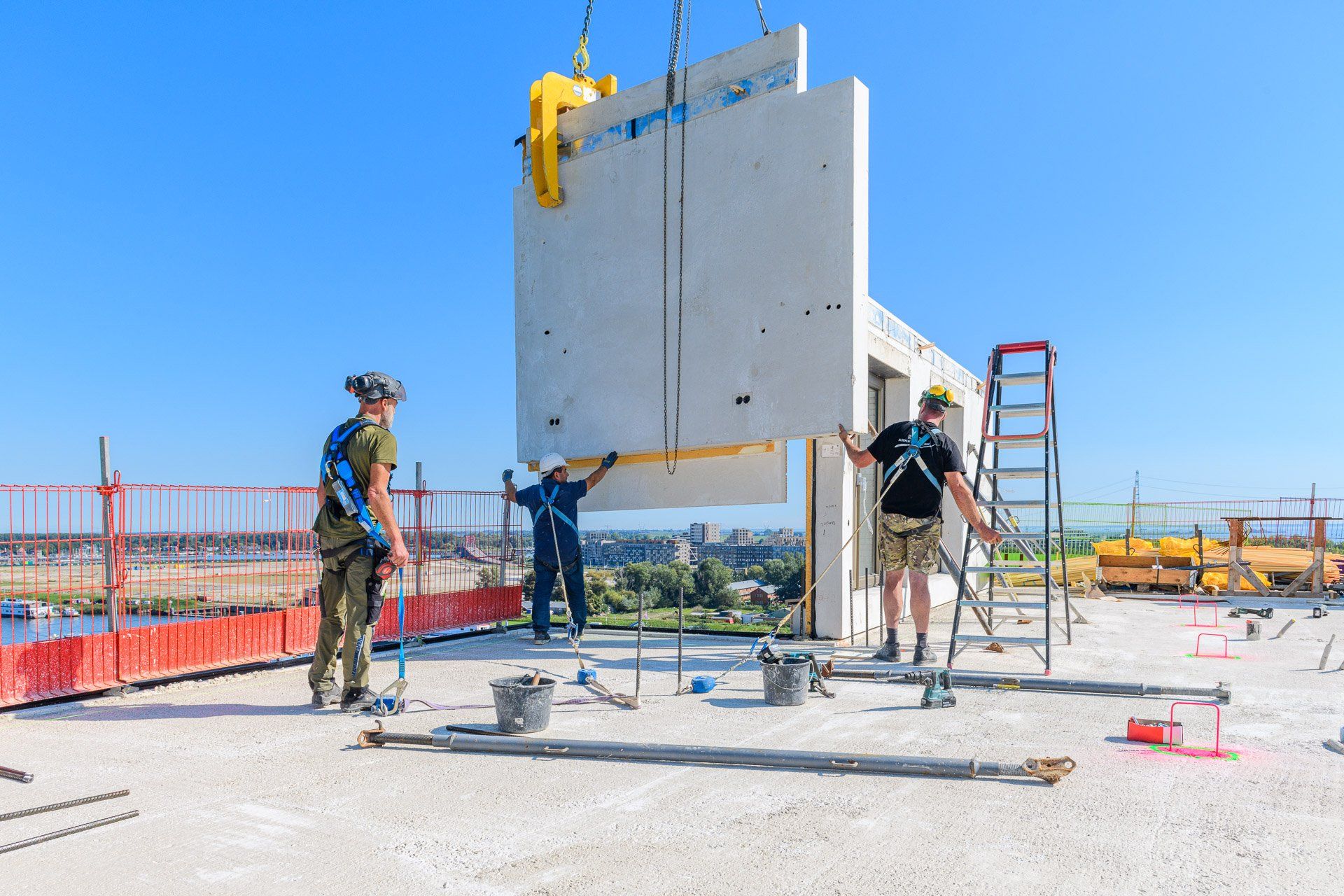Portfolio Walter Frisart FOTOwerk Bouwfotograaf, Bouwplaatsfotograaf en projectfotograaf: Op de verdiepingsvloer met prefabbeton wandelement op het project de bocht aan de Cruquiusweg Amsterdam voor Hibex